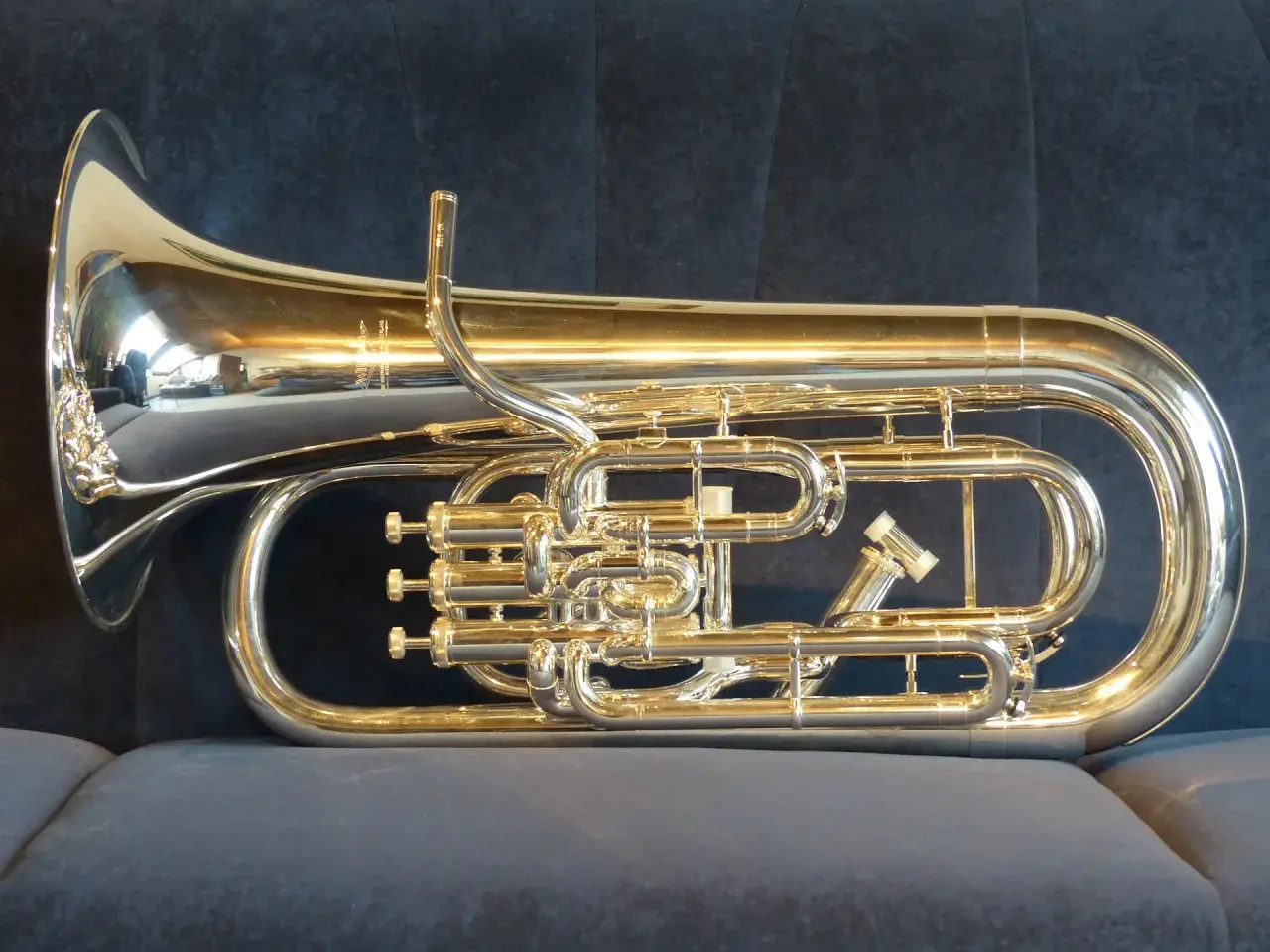 Un baryton, membre de la famille des cuivres instruments, brille sur un fond sombre.