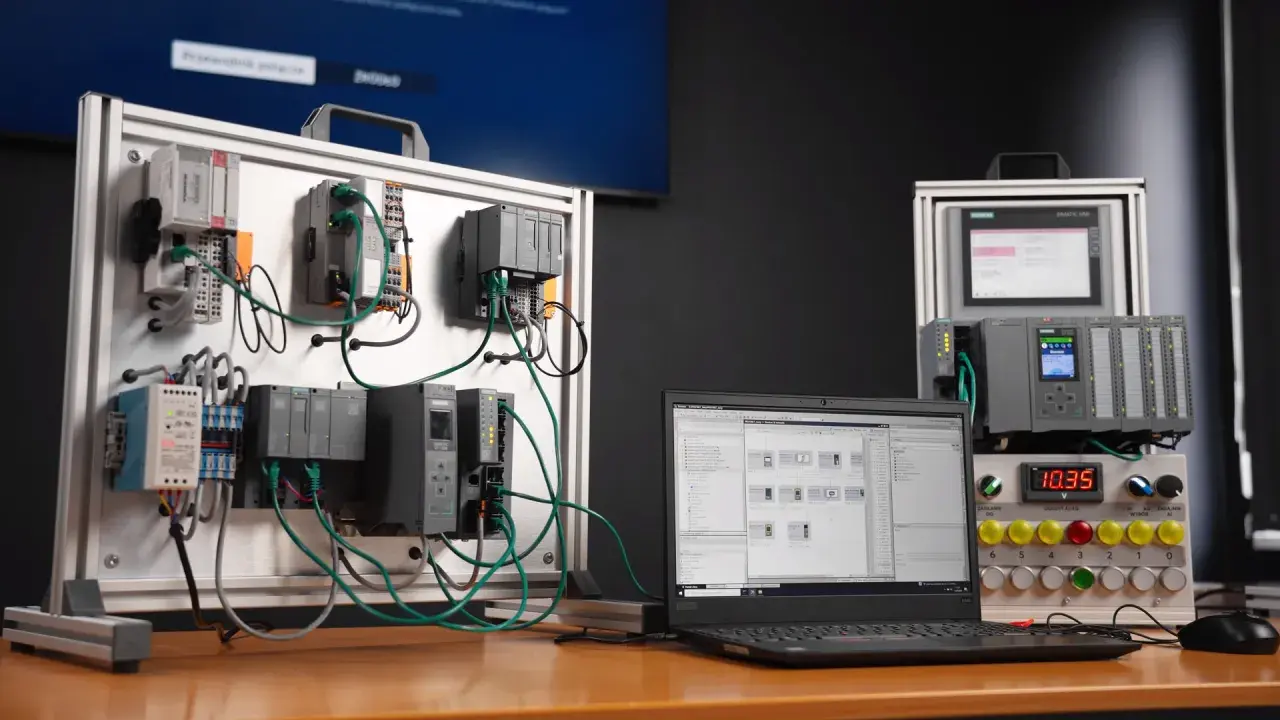System automatyki przemysłowej z modułami Siemens, okablowaniem Profinet i panelem operatorskim.