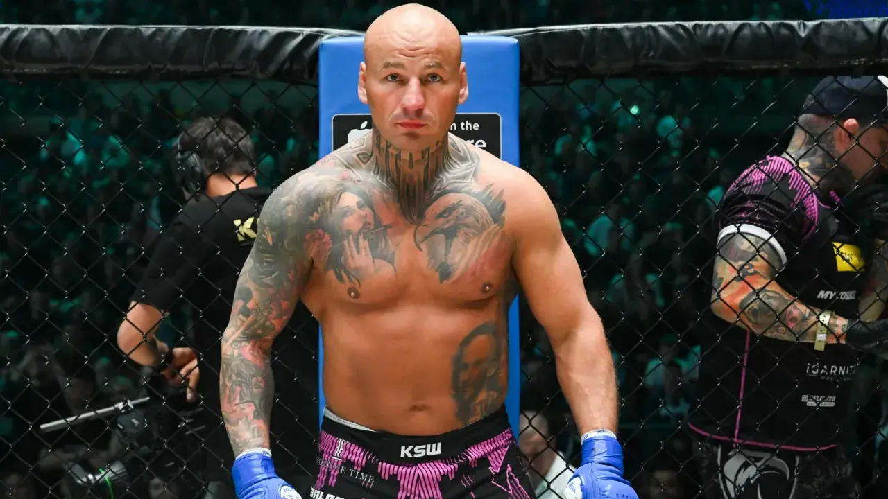 Artur Szpilka w ringu KSW, z tatuażami na klatce piersiowej i rękach.