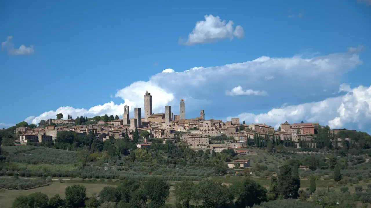 San Gimignano mit seinen Türmen, umgeben von Olivenhainen. Entdecken Sie die Geheimtipps dieser toskanischen Stadt.