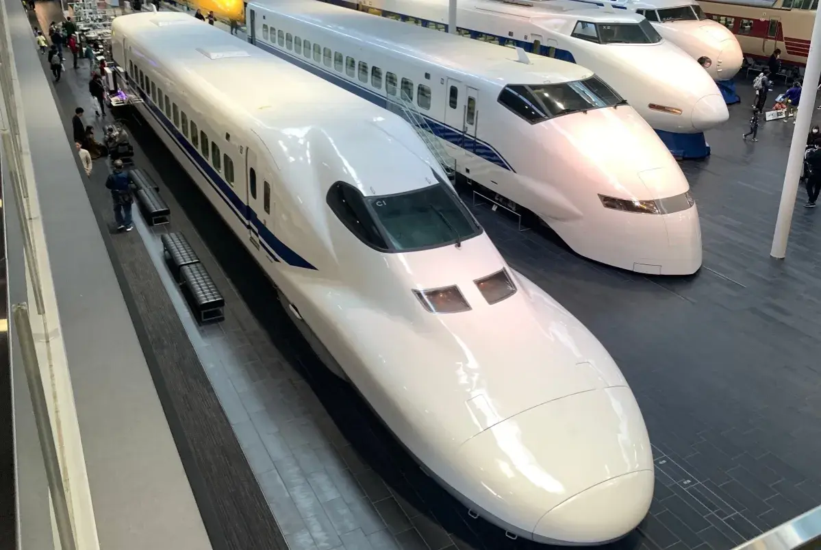 Białe pociągi Shinkansen, symbol prędkość pendolino, stoją obok siebie w muzeum.