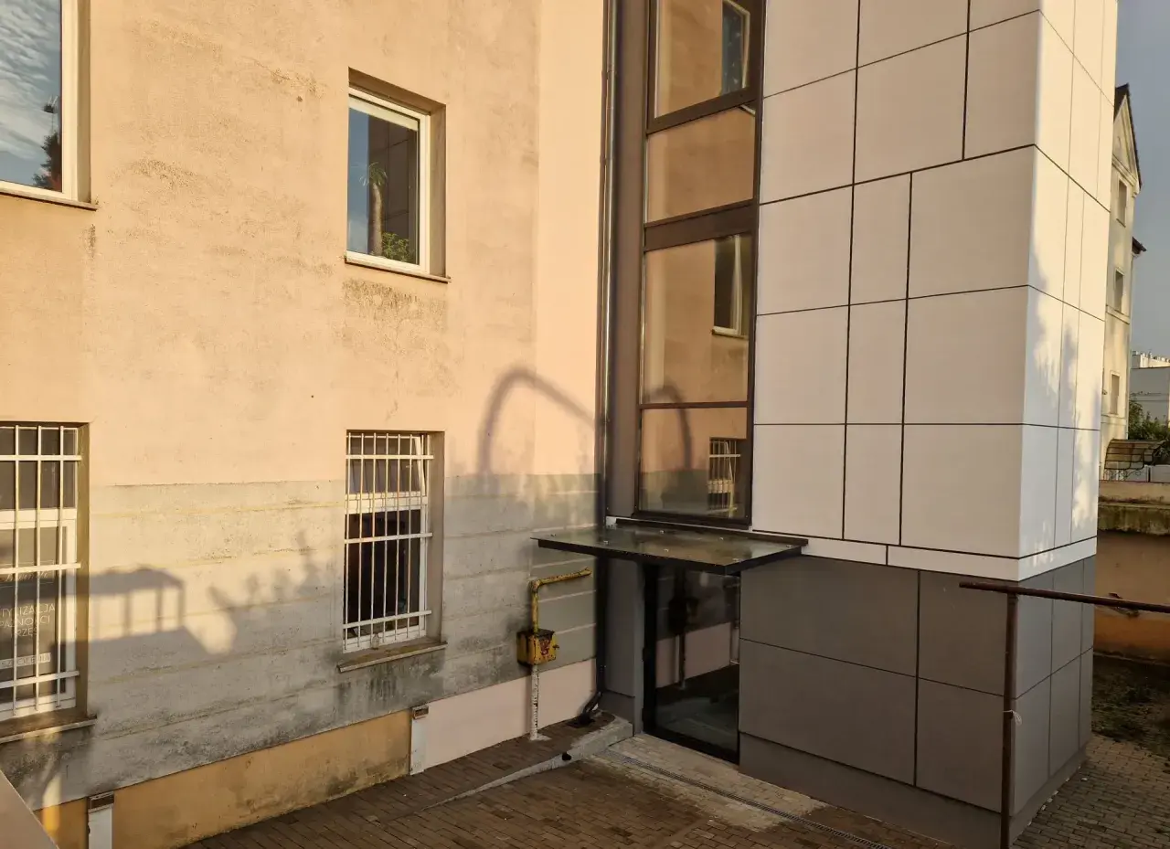 Montaż windy w budynku: Pozwolenie czy zgłoszenie? Uniknij kar!