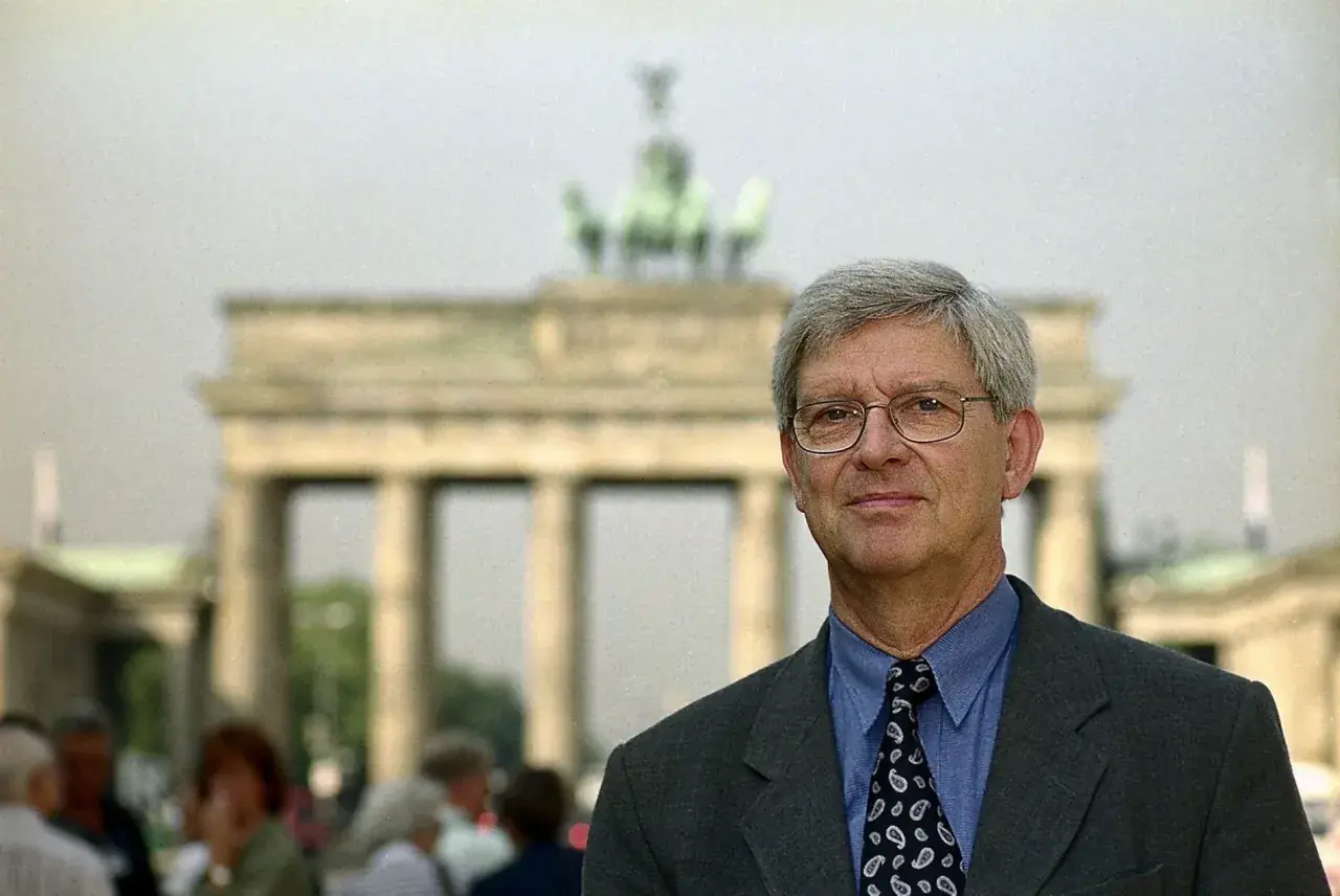 Joachim Jauer vor dem Brandenburger Tor in Berlin.