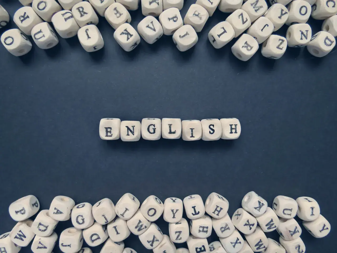 Dadi di legno compongono la parola "ENGLISH", che potrebbe essere la parola più lunga in inglese.