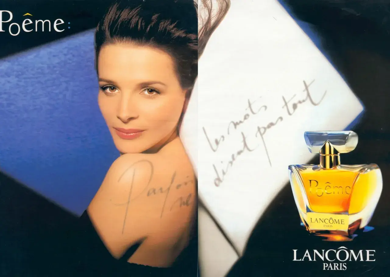 Kobieta z subtelnym uśmiechem, flakonik perfum Lancôme Poême i odręczne pismo na białym tle.