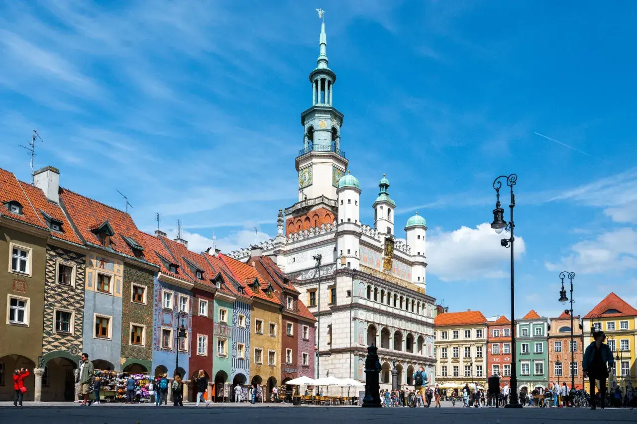 Kolorowe kamienice i renesansowy ratusz na poznańskim rynku.