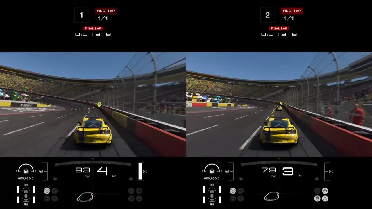 Zwei Ansichten im Gran Turismo 7 Split Screen Modus: Gelbe Sportwagen auf einer Rennstrecke, letzter Umlauf.