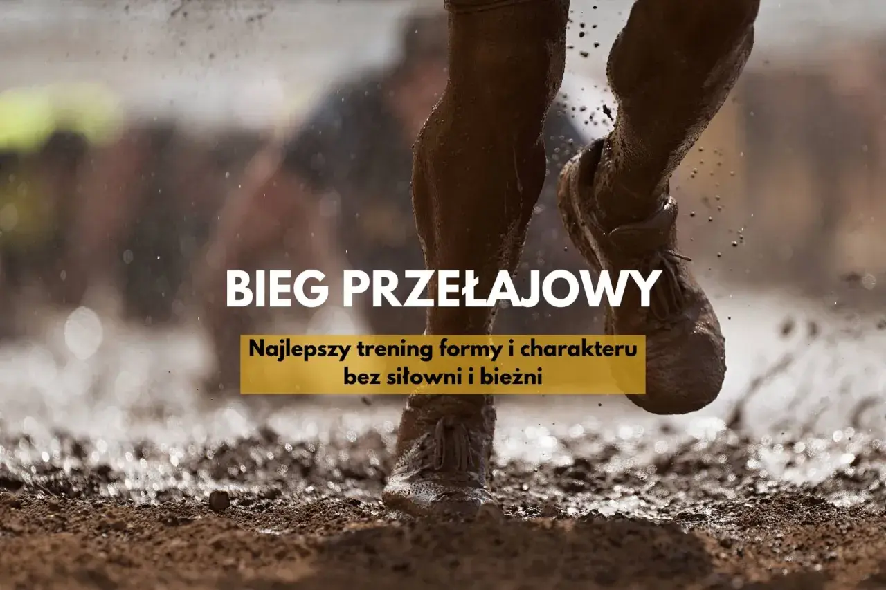 Bieg przełajowy przez błoto. Nogi w brudnych butach przebijają się przez mokrą ziemię, tworząc rozpryski.