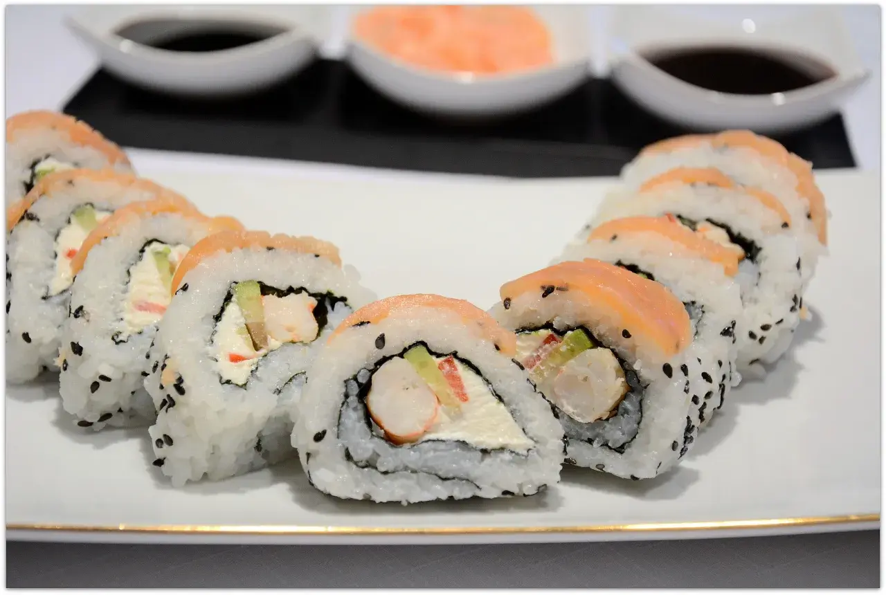 Roladki sushi z łososiem i krewetkami. Dowiedz się, jak przygotować krewetki do sushi, by były idealnym dodatkiem do Twoich ulubionych rolek.