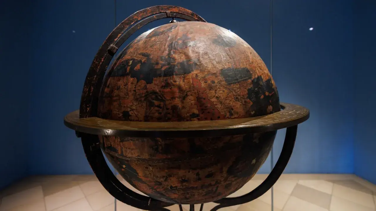 Der Behaim Globus, ein historisches Meisterwerk, zeigt die Welt vor der Entdeckung Amerikas.