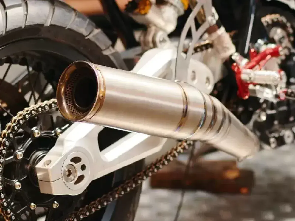 Detalle de escape de moto. Para saber si un escape está homologado, busca marcas o sellos en el propio escape.