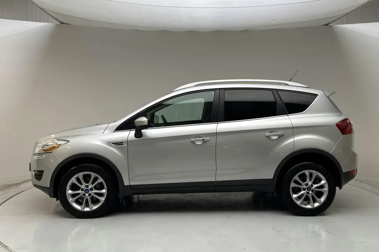 Silver Ford Kuga, sedd från sidan. En bil som kan ha ett ford kuga problem, men ser ren och fin ut här.