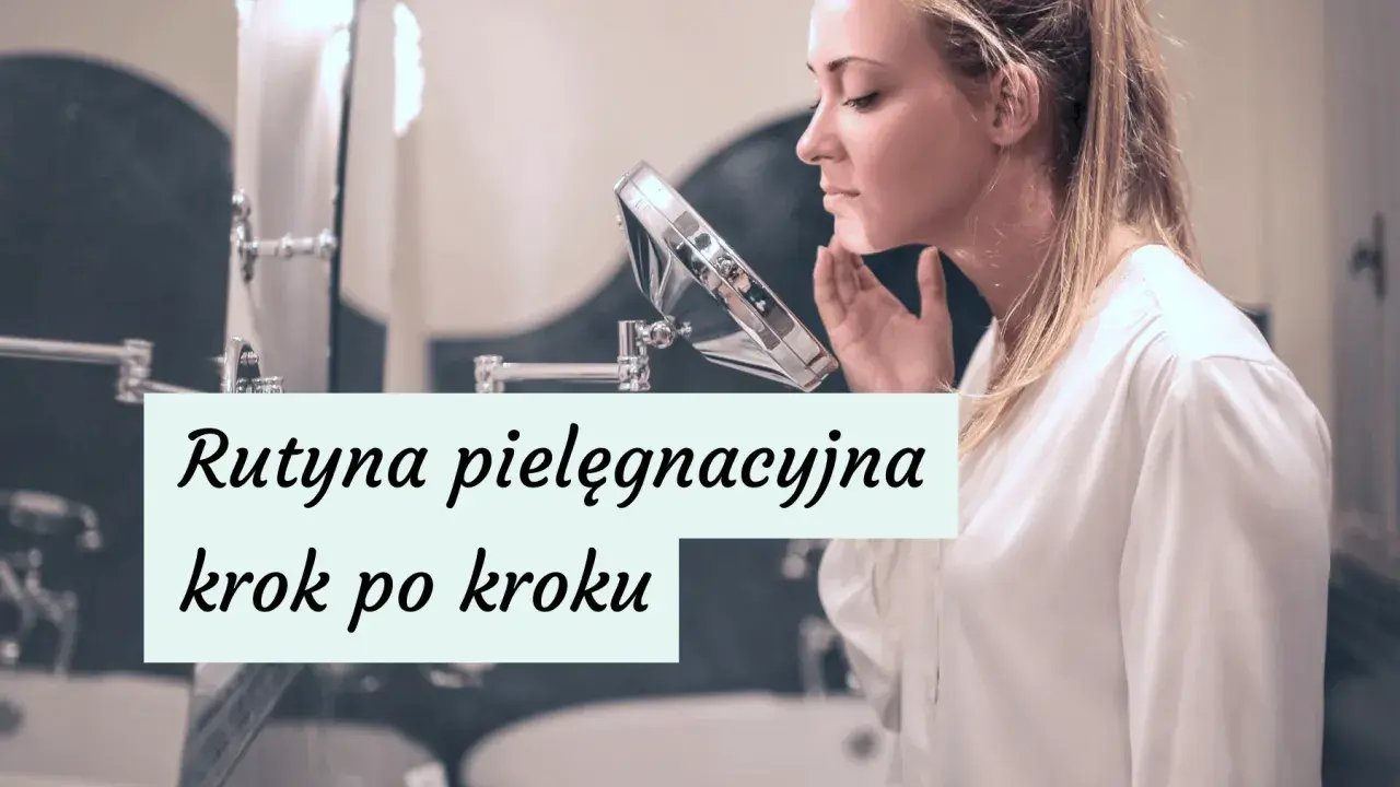 Kobieta sprawdza cerę w lusterku. Poznaj rutynę pielęgnacyjną krok po kroku, by dowiedzieć się, jak zadbać o cerę.