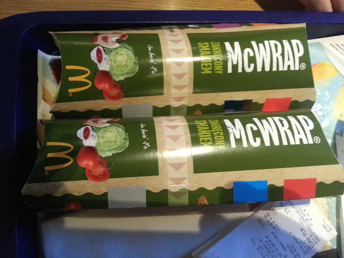 Dwa McWrap bekon deluxe, każdy z soczystym bekonem, świeżą sałatą i pomidorami. Idealna cena za ten smak!