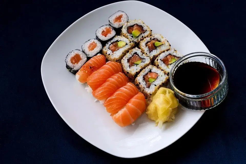 Ile sushi na osobę? Zamów idealną ilość i uniknij błędów!