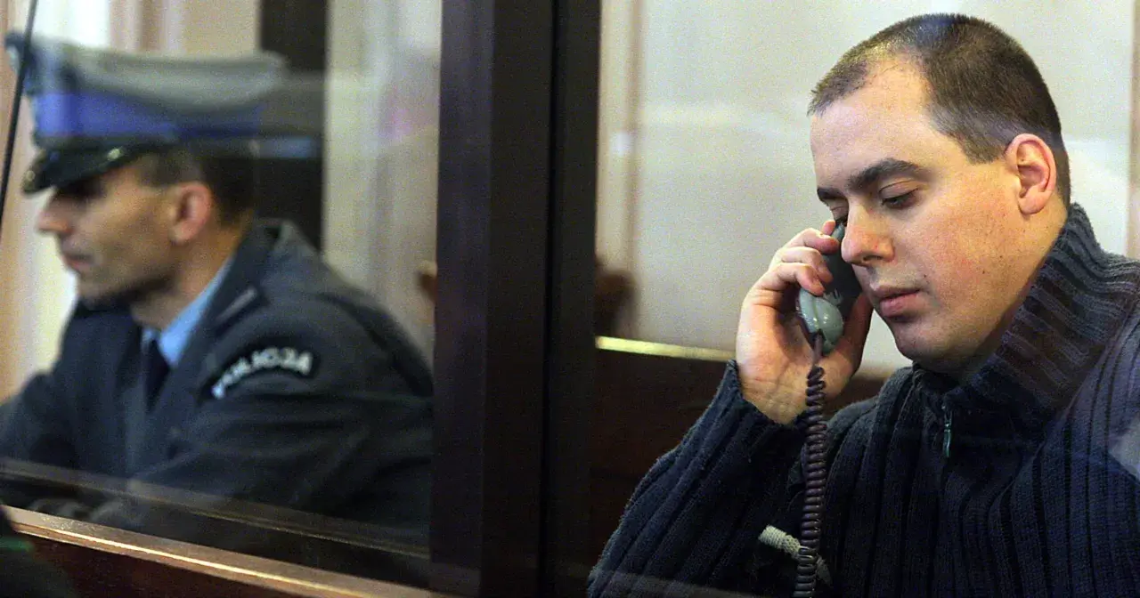 Mężczyzna rozmawia przez telefon, w tle widać funkcjonariusza. Ciekawe, ile lat ma misiek z Nadarzyna?