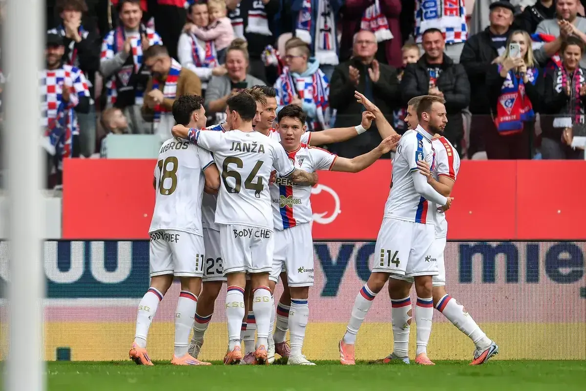 Piłkarze Górnika Zabrze świętują bramkę. Kibice na trybunach, dyskusje o górnik zabrze plotki transferowe.