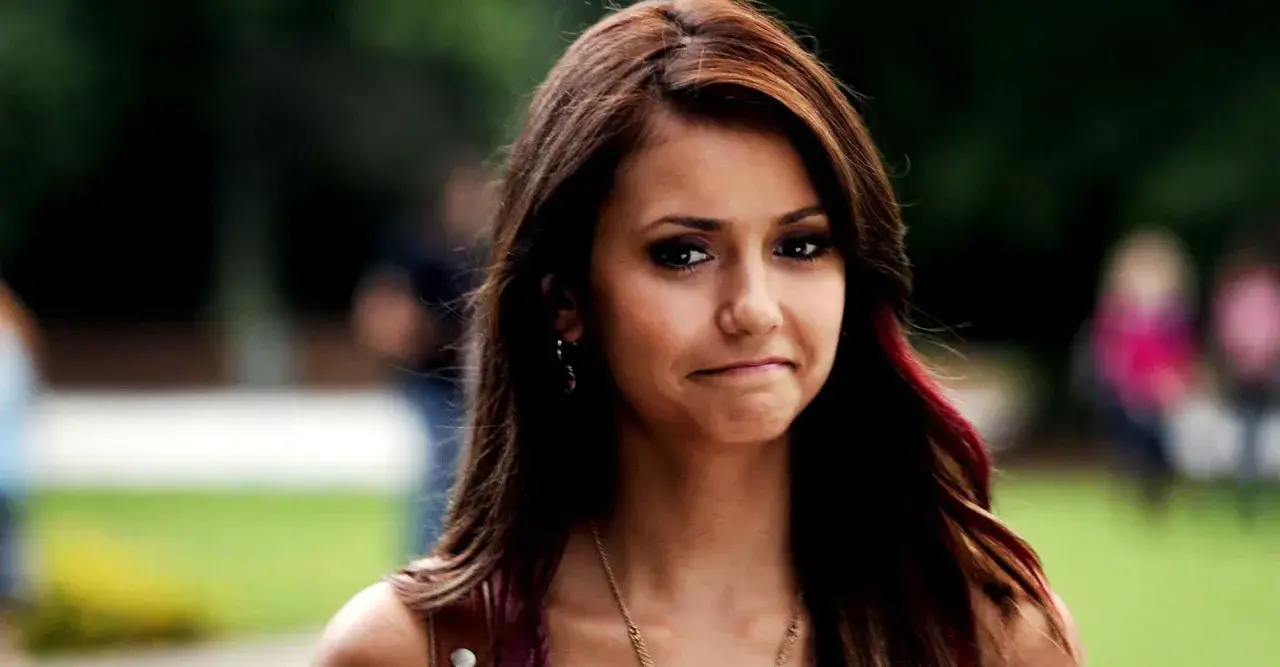 Nina Dobrev z charakterystycznym wyrazem twarzy, jakby zastanawiała się nad kolejną rolą w swoich filmach.