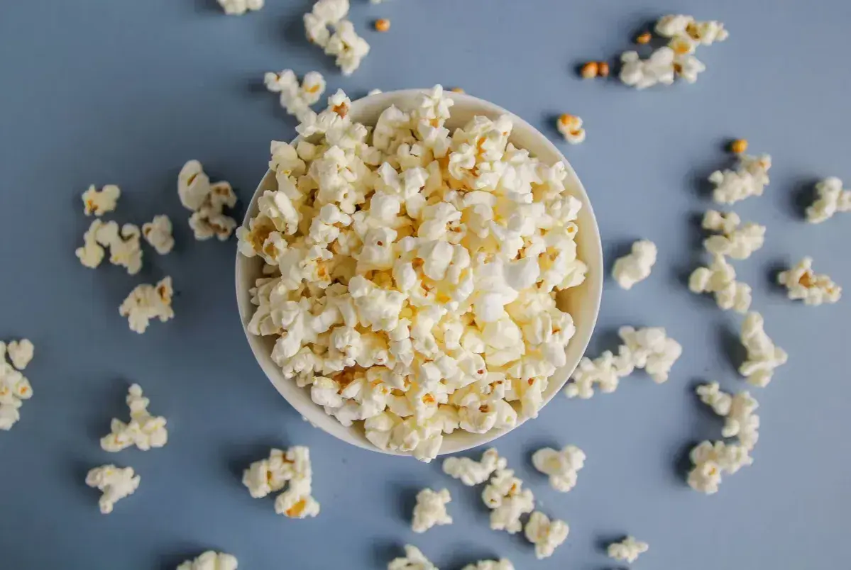 En skål med popcorn, perfekt för filmkvällen. Tänk på popcorn kalorier om du äter för mycket!