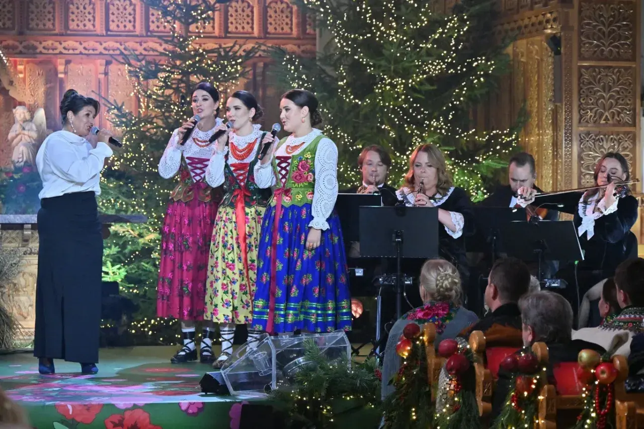 Wokalistki w strojach ludowych wykonują znane pastorałki, akompaniuje im zespół muzyczny.