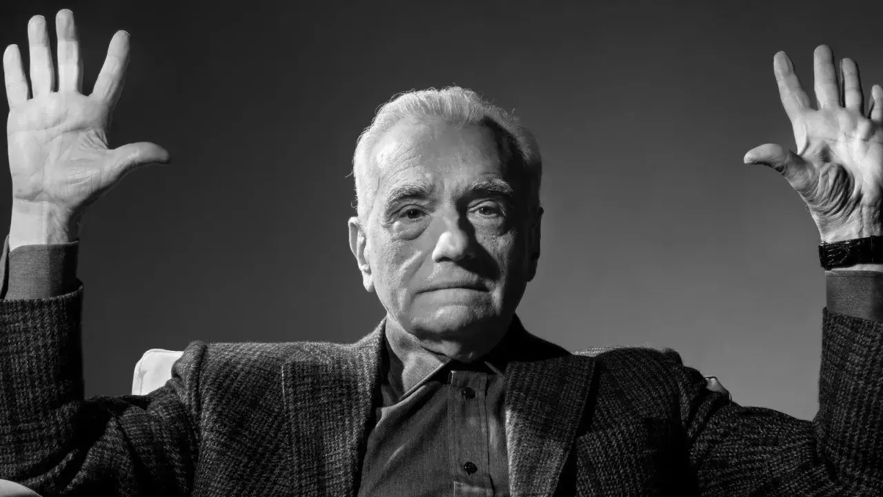 Martin Scorsese, mistrz kina, z uniesionymi dłońmi. Jego filmy to arcydzieła.