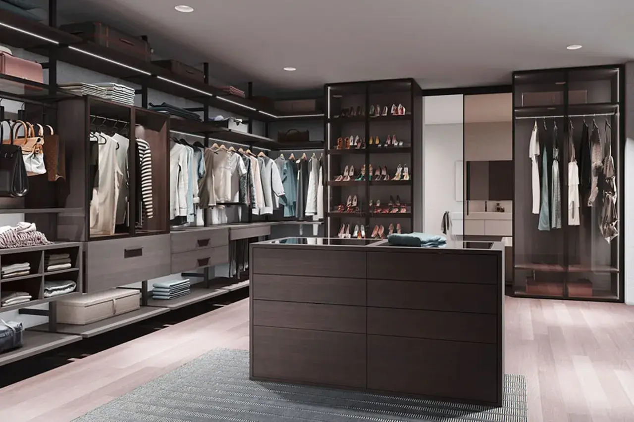 Elegante ankleidezimmer ideen mit dunklen Holzmöbeln, Kleiderstangen, Schuhregalen und einer zentralen Kommode.