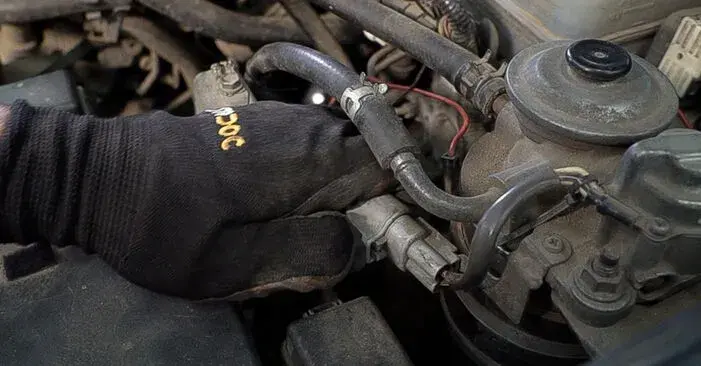 Gdzie jest filtr paliwa Corolla E12? Benzyna vs. Diesel znajdź go!