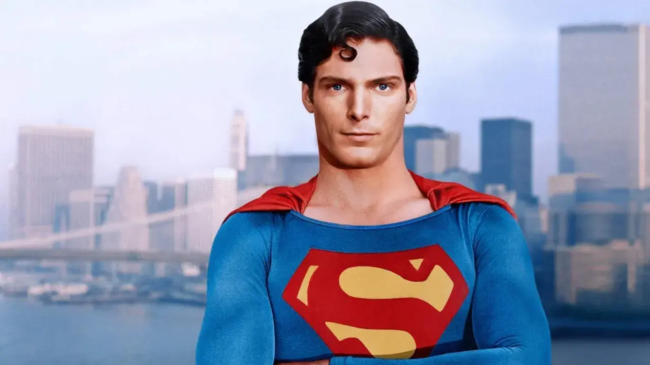 Christopher Reeve jako Superman w ikonicznym kostiumie, gotów do ratowania świata w klasycznym filmie.