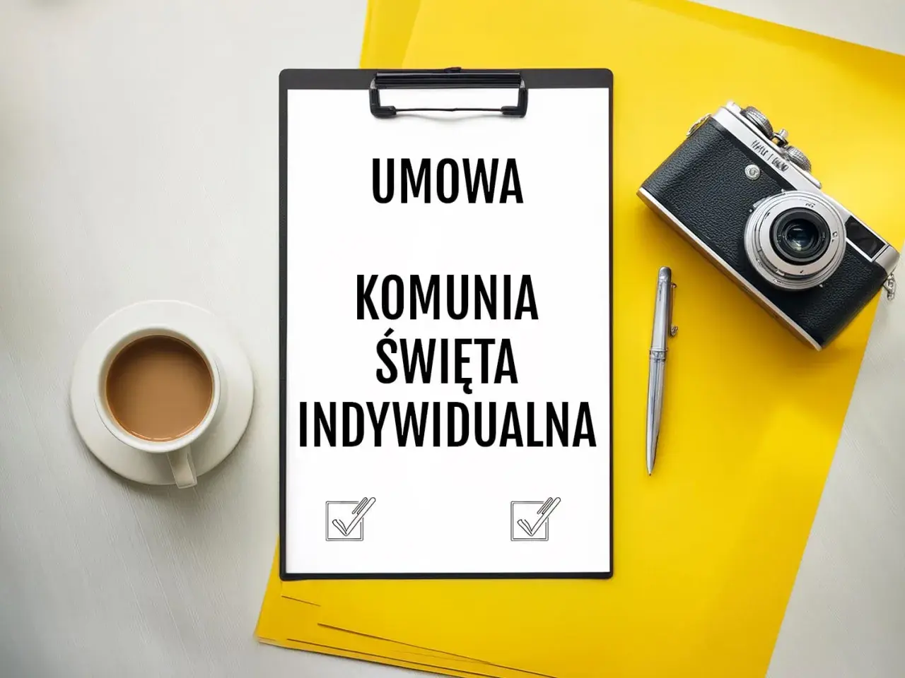 Wzór umowy z fotografem na komunię indywidualną. Na stole dokument, kawa i aparat.
