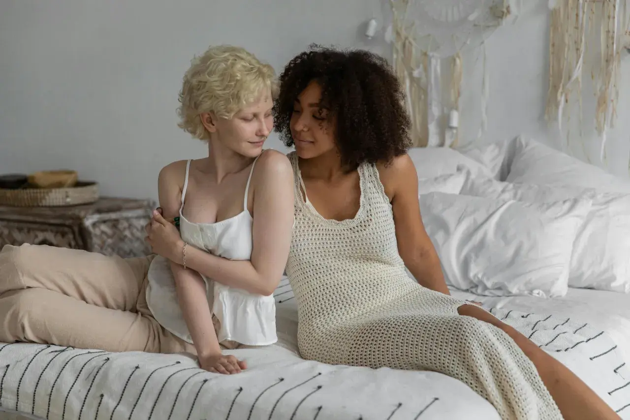 Due donne si guardano con intensità, un'intimità palpabile nell'aria, quasi una voglia di sesso che aleggia tra loro.