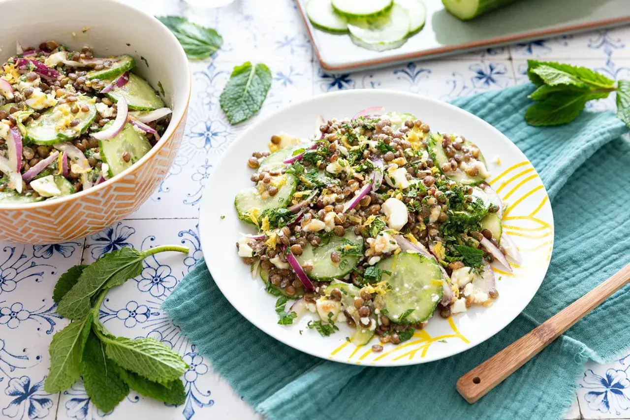 Salade de lentilles, concombre, oignon rouge et feta émiettée, garnie d'herbes fraîches. Un délice léger et savoureux.