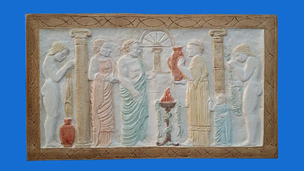 Rilievo in impasto di gesso e vinavil raffigurante una scena con figure antiche, colonne e un vaso.