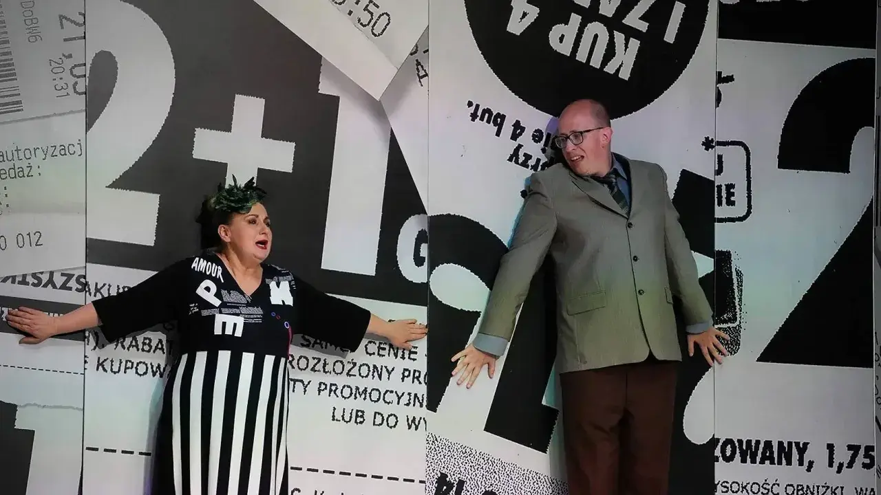 Aktorzy na scenie Teatru Kamienica w spektaklu "Metoda na wnuczka". Kobieta w czarnej sukni, mężczyzna w garniturze.