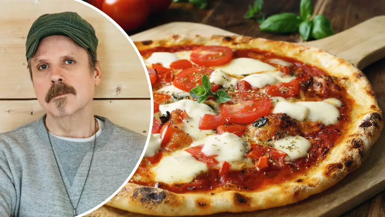 Jonas Cramby njuter av en utsökt pizza med tomater och mozzarella.