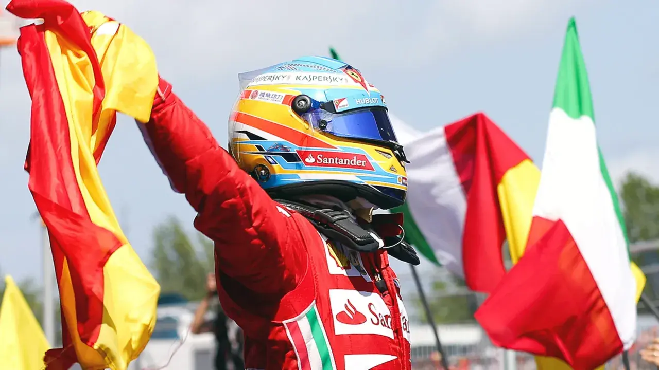 Fernando Alonso, piloto de Ferrari, celebra con banderas de España e Italia.