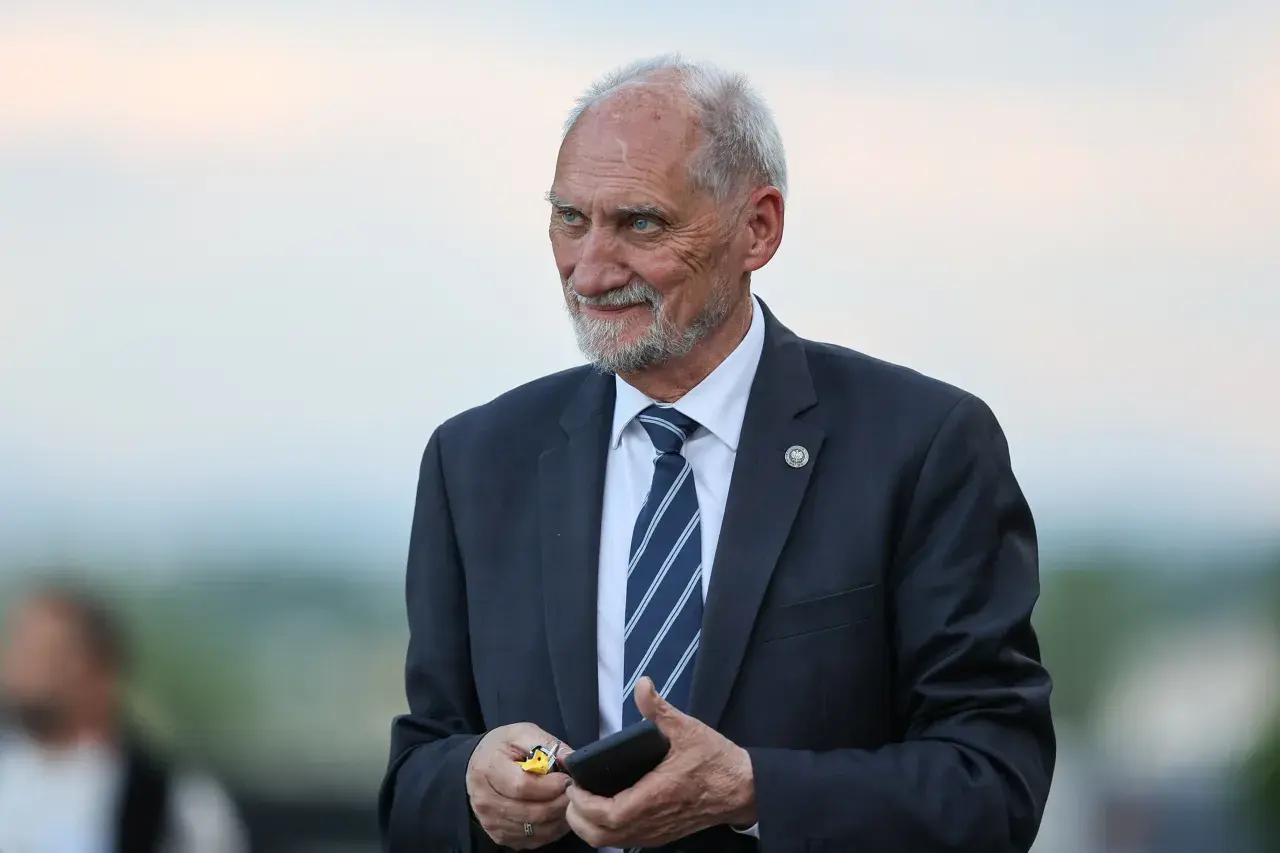 Antoni Macierewicz w garniturze, z kluczykami w dłoni. Czy wrócił do łask prezesa w lutym 2026 roku?