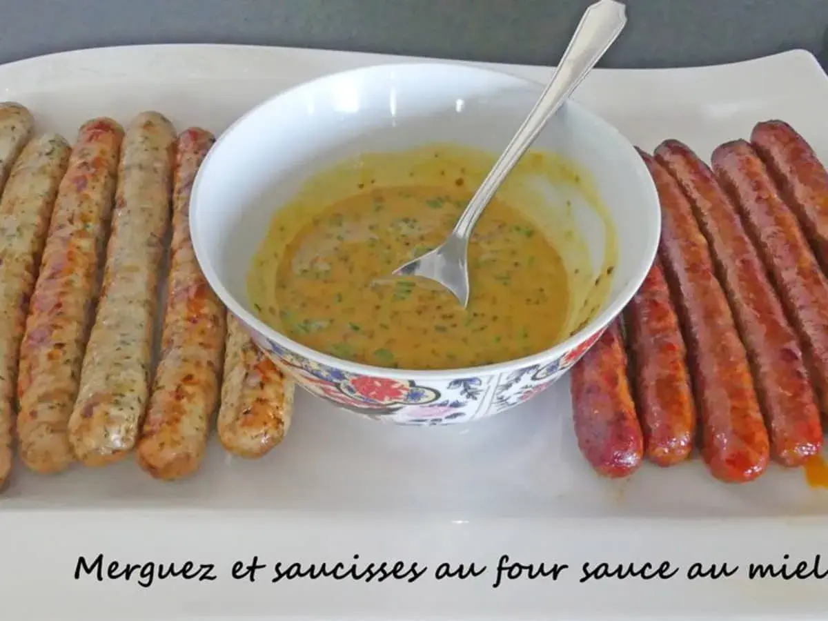 Merguez et saucisses au four, dorées et savoureuses, accompagnées d'une sauce onctueuse. Un délice à partager !