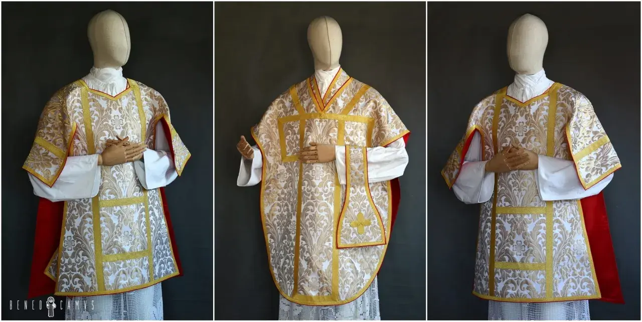 Elegancka wierzchnia szata liturgiczna z białego jedwabiu ze złotym haftem i czerwonym podszyciem.