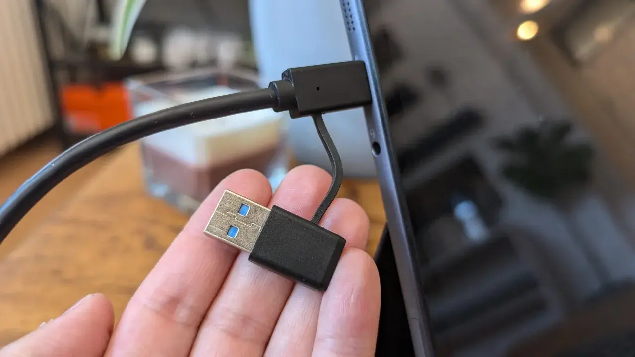 Ein USB-C-Kabel mit einem USB 3.2 Gen 2 Stecker wird in ein Tablet gesteckt.