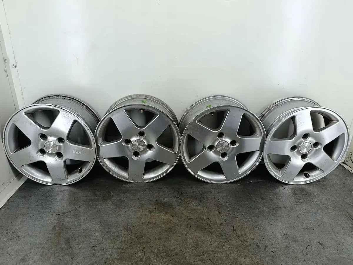 Cztery felgi aluminiowe do Peugeot 206. Widoczny rozmiar kół sugeruje standardowe wyposażenie.
