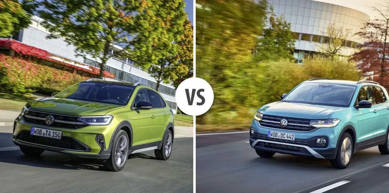 Två Volkswagen Taigo, en grön och en turkos, kör på väg. En jämförelse av vw taigo test.