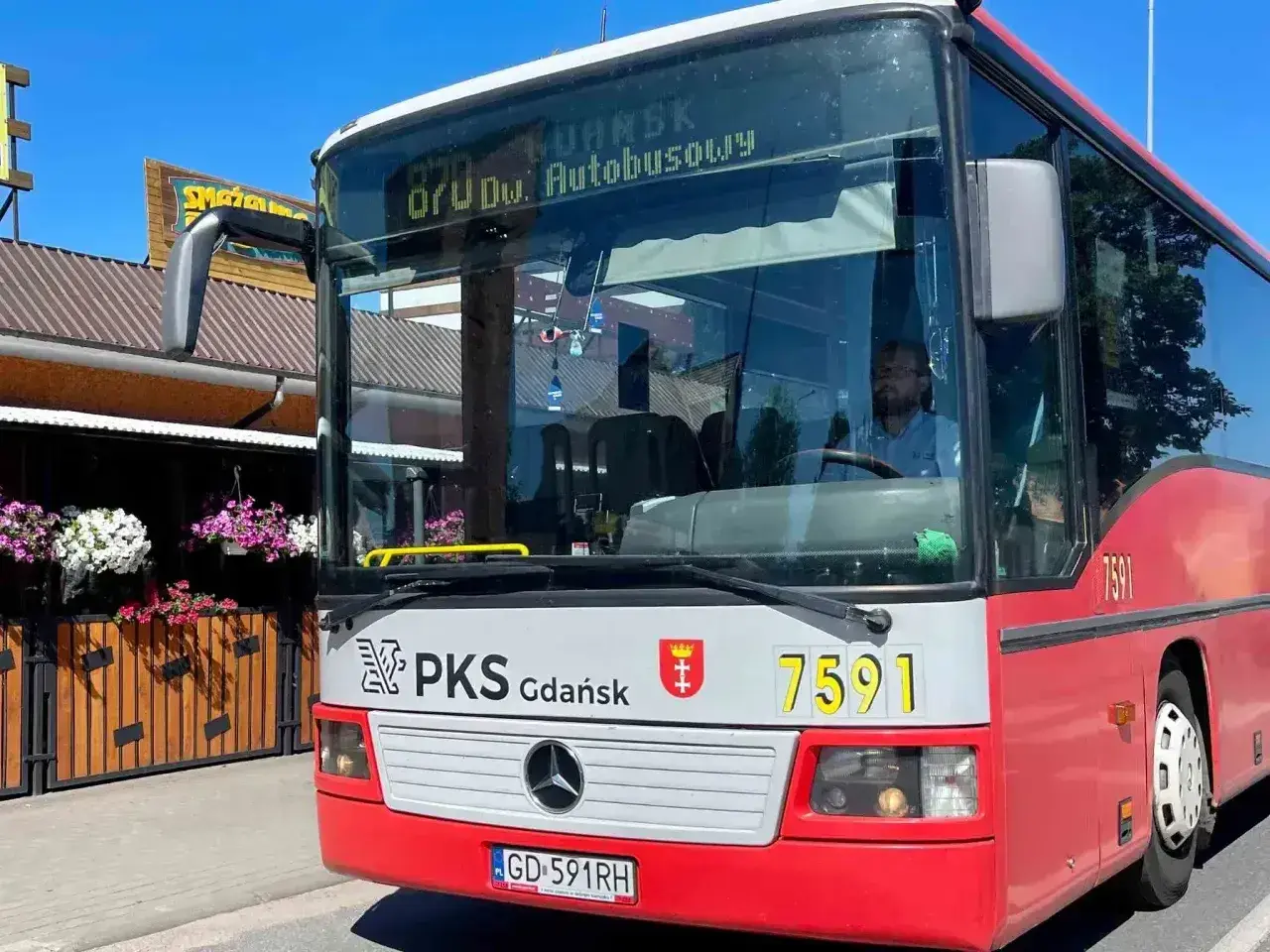 Autobus PKS Gdańsk 870, z kierowcą za kierownicą. Sprawdź autobus 870 Gdańsk cennik przed podróżą.