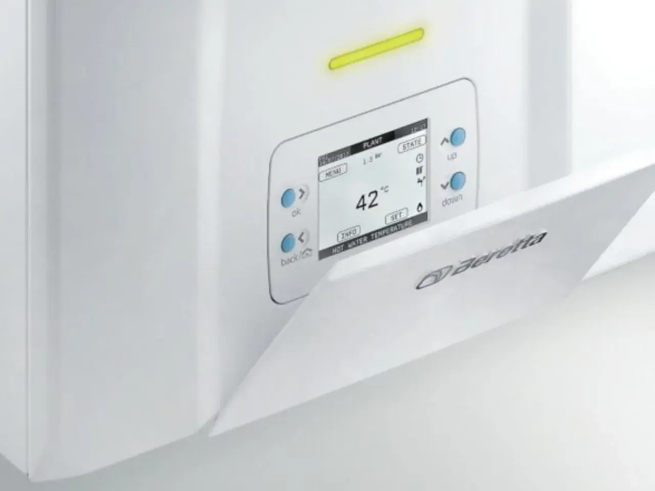 Nowoczesny piec kondensacyjny Beretta z wyświetlaczem pokazuje 42°C. Czy piec kondensacyjny zużywa mniej gazu? Tak, dzięki technologii kondensacji.