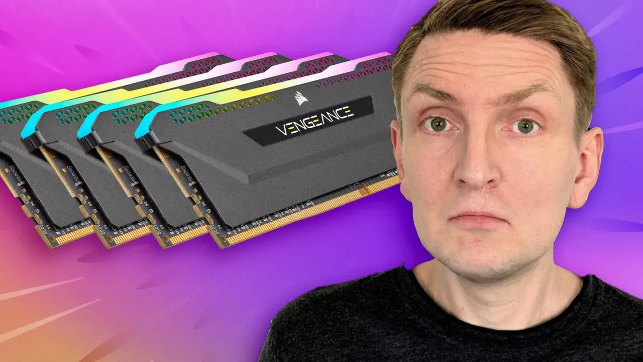 Mann blickt fragend auf RAM-Riegel. Wie viel Arbeitsspeicher braucht man für Gaming und Arbeit?