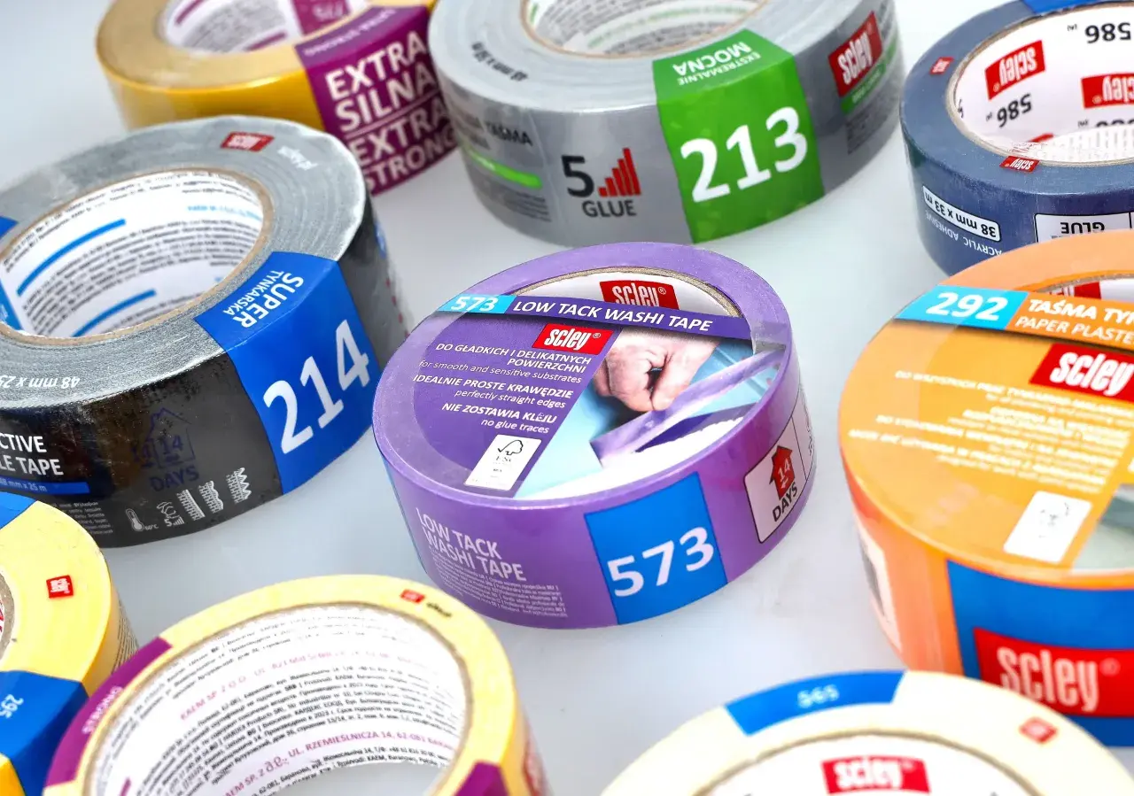Srebrna taśma m3 z napisem "SUPER TYNKARSKA 214" obok fioletowej taśmy "LOW TACK WASHI TAPE 573".