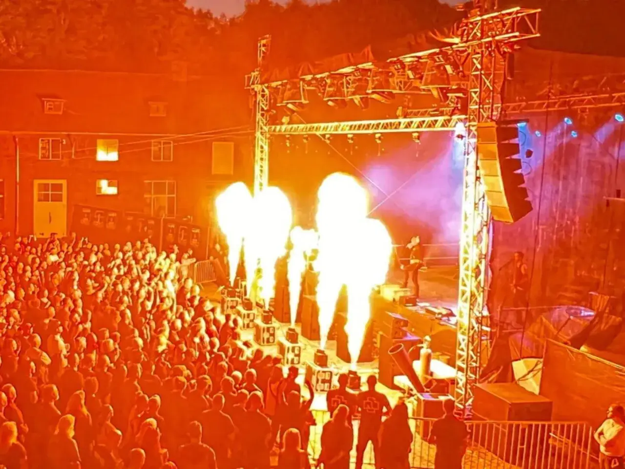 Spektakuläre Görlitz Konzerte mit Flammenwerfern und jubelndem Publikum vor historischer Kulisse.