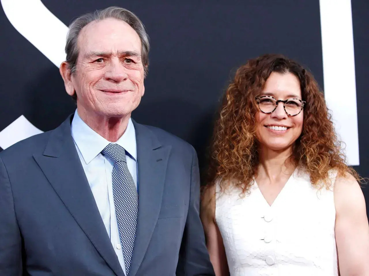 Tommy Lee Jones z żoną, Dawn, na premierze.