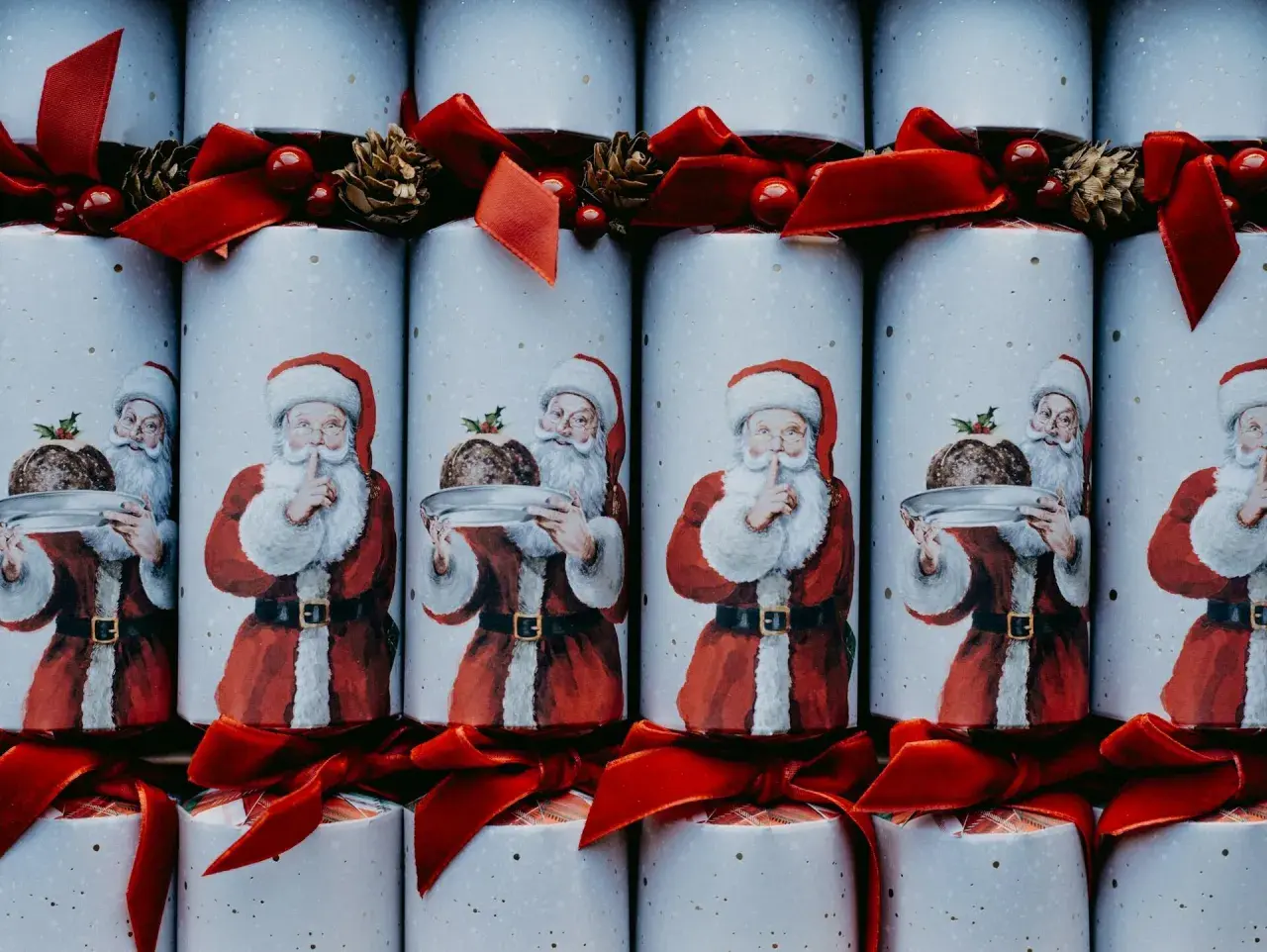 Babbo Natale decora i cracker natalizi, pronti per le canzoni di Natale tradizionali.