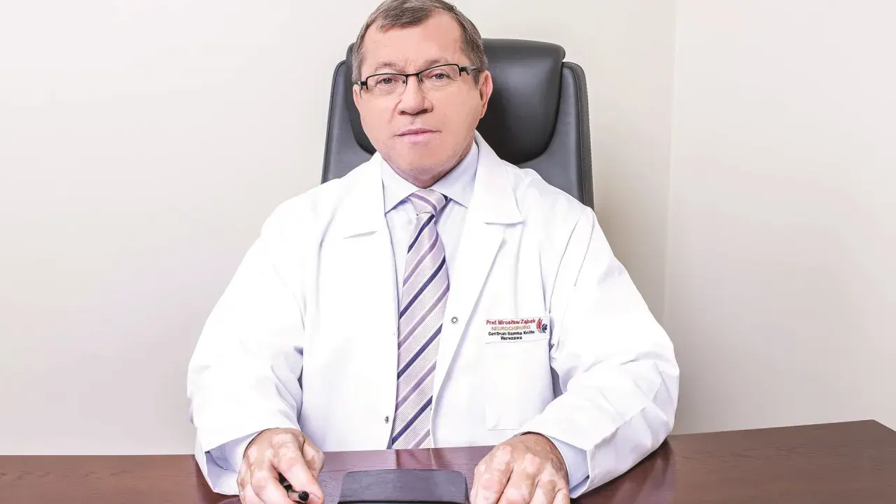 Profesor Mirosław Ząbek, specjalista neurochirurg, w swoim gabinecie. Jego centrum Gamma Knife to miejsce, gdzie ratuje życie.