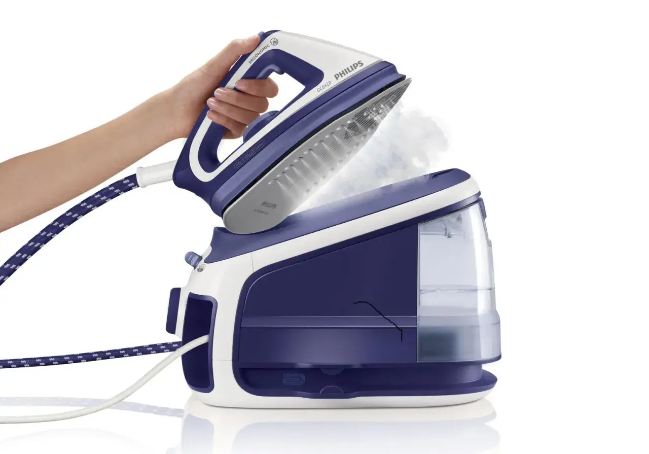 Zastanawiasz się, jakie żelazko kupić? Zobacz Philips GC8420, parownicę z dużą mocą pary, która ułatwi prasowanie.